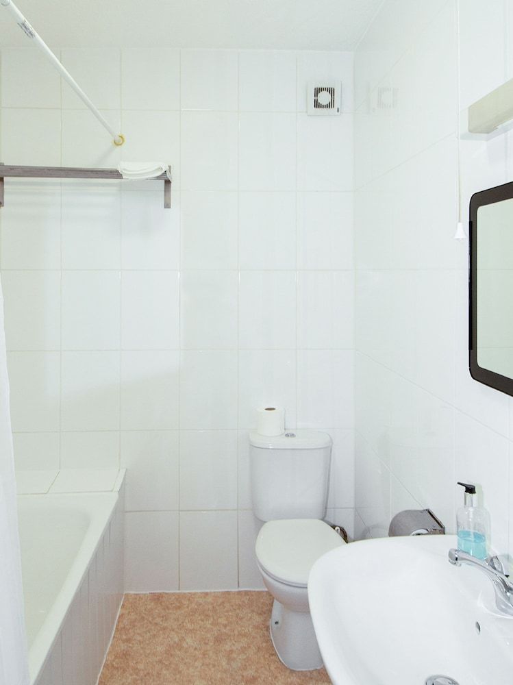 Cardiff Riverside Hotel by Belvilla Standard Triple Room 5