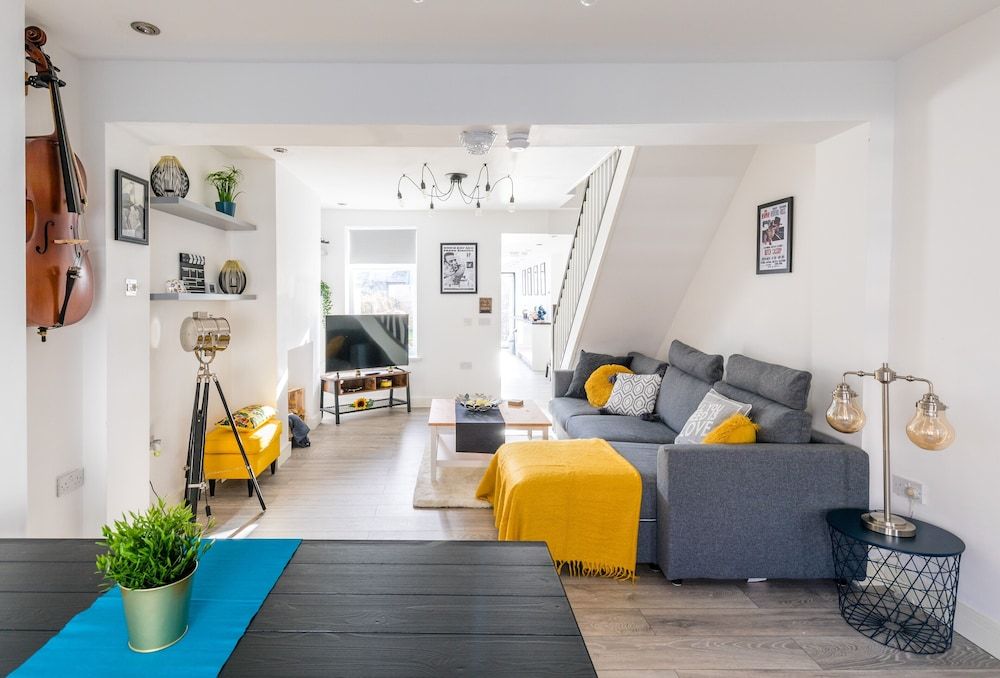 undefined The Hollywood Beautiful 3 Bedroom House 2