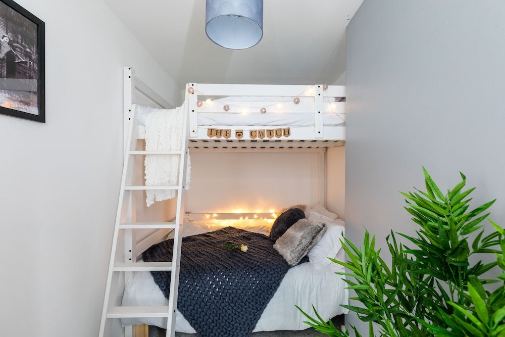 The Hollywood Beautiful 3 Bedroom House House, 3 Bedrooms (Sleeps 10) 12