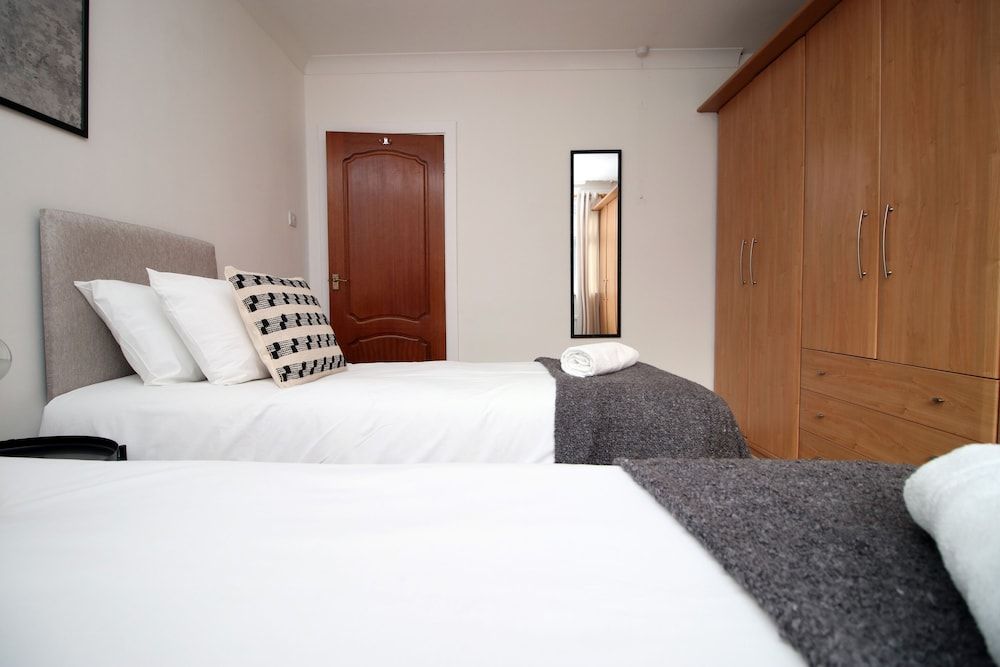 undefined Becky's Bungalow by Tŷ SA - NEW Sleeps 8 9