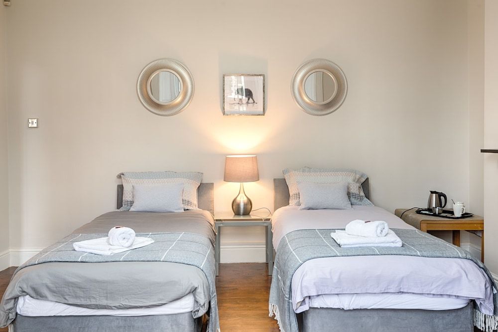 Willows-Cardiff Guest House Room 1 3