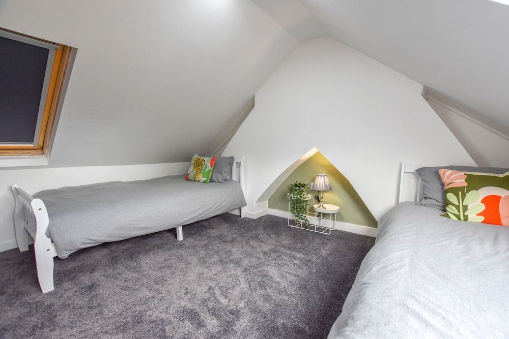 undefined Impeccable 4-bed Home Close to City Centre 4