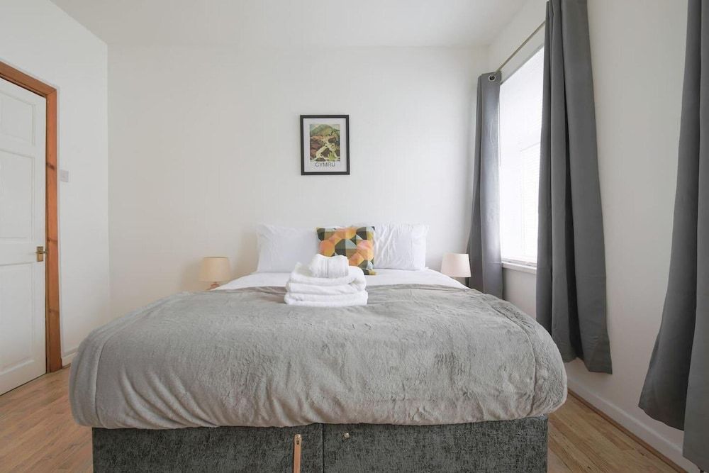 undefined 3-bed House in Cardiff With Sky TV & Twin Beds 10