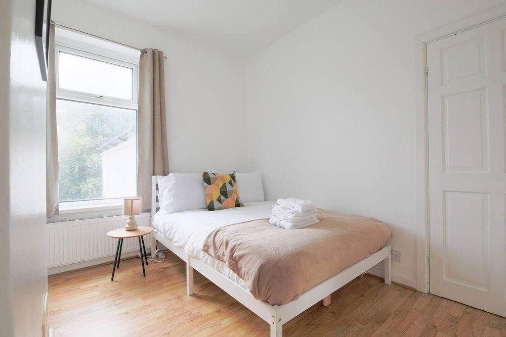 undefined 3-bed House in Cardiff With Sky TV & Twin Beds 9