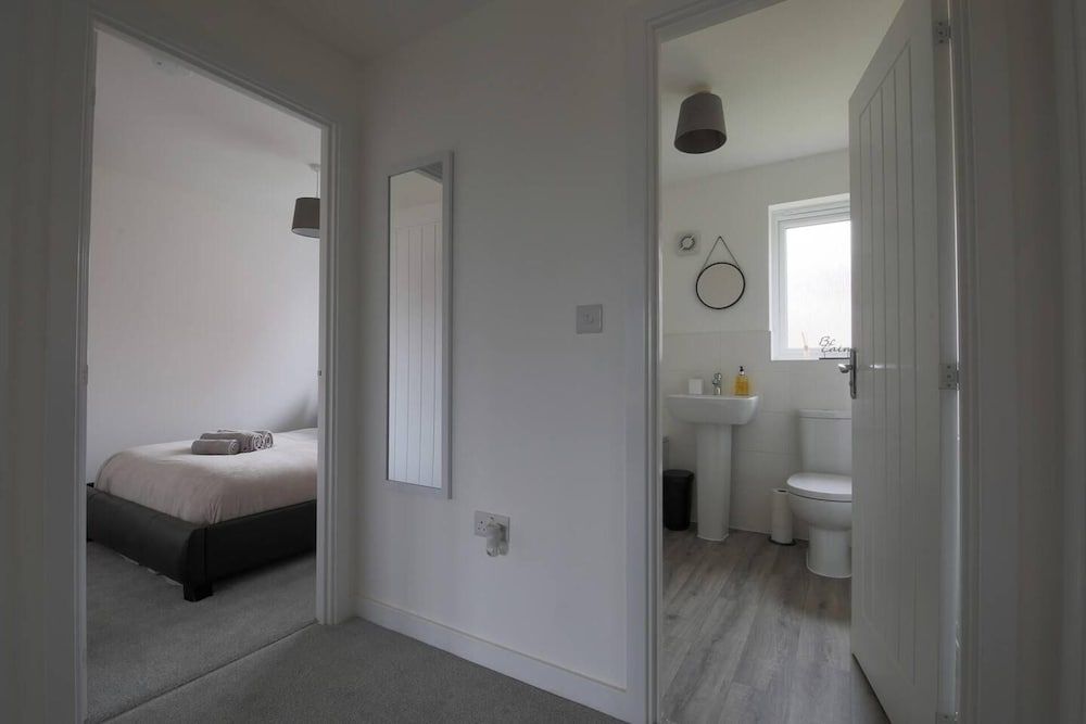 undefined Beautiful 4-bed House 15 Mins to Cardiff & Newport