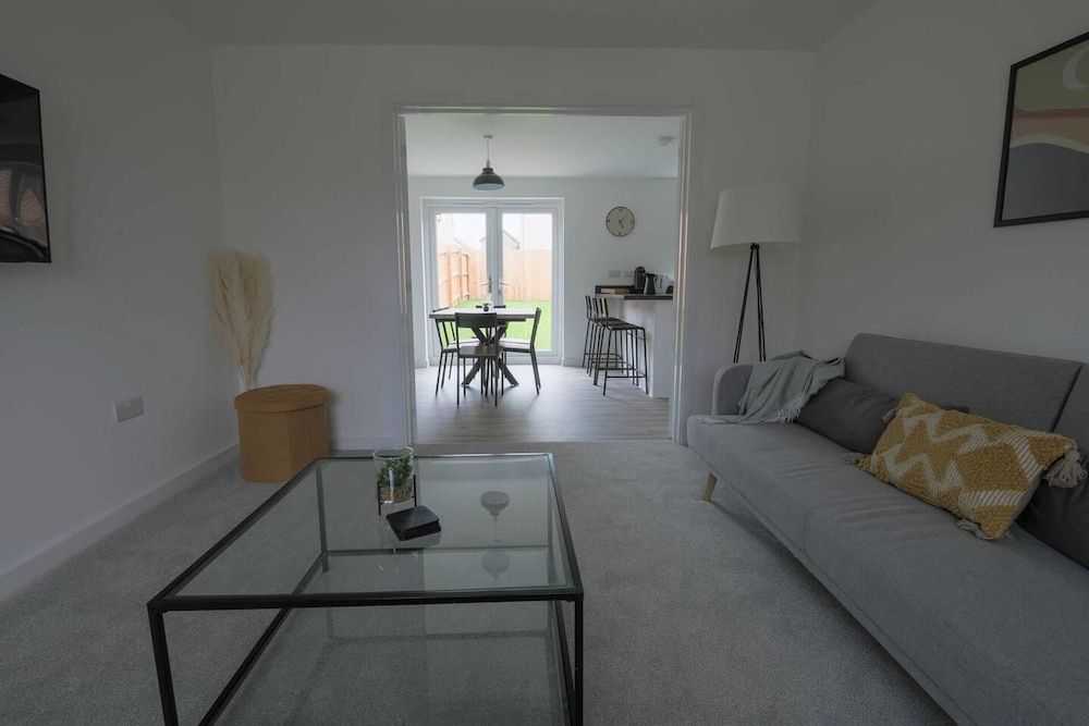 undefined Beautiful 4-bed House 15 Mins to Cardiff & Newport 4