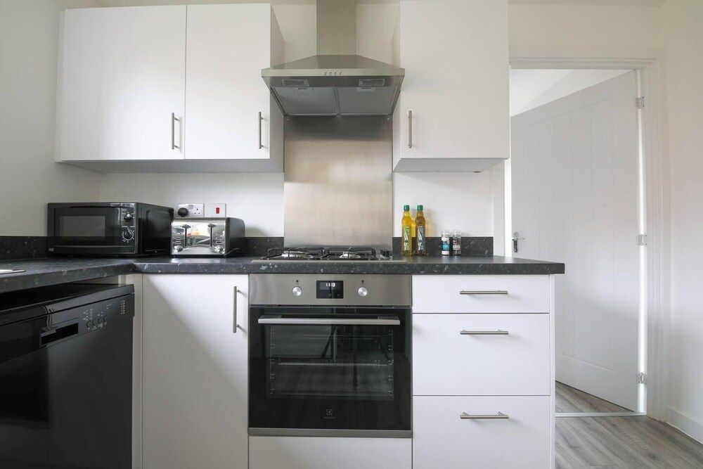 undefined Beautiful 4-bed House 15 Mins to Cardiff & Newport 3