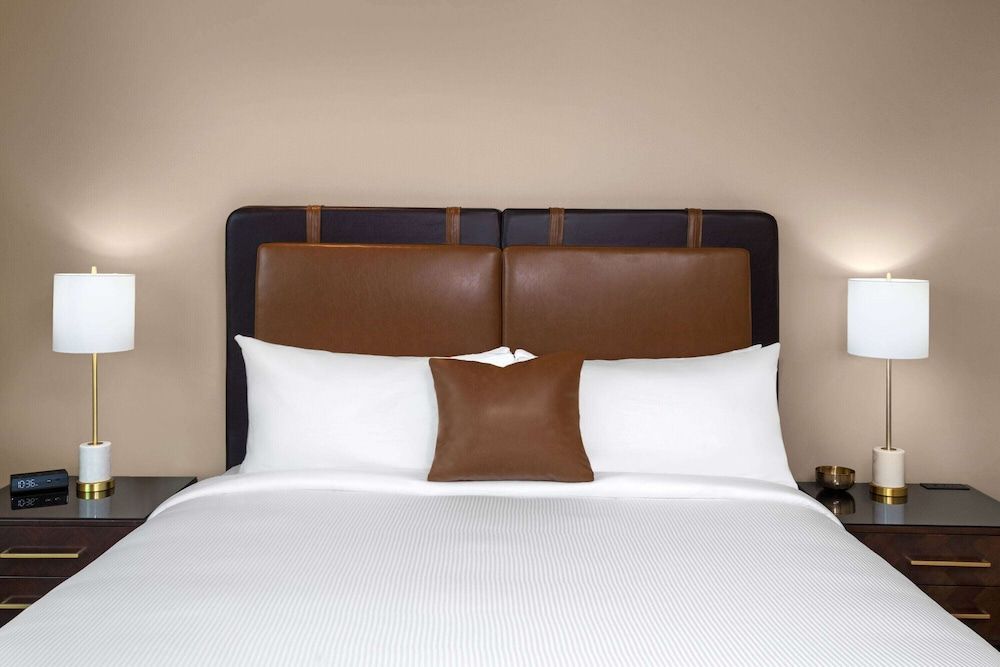 Studio Suite, 1 King Bed (Roll-In Shower)