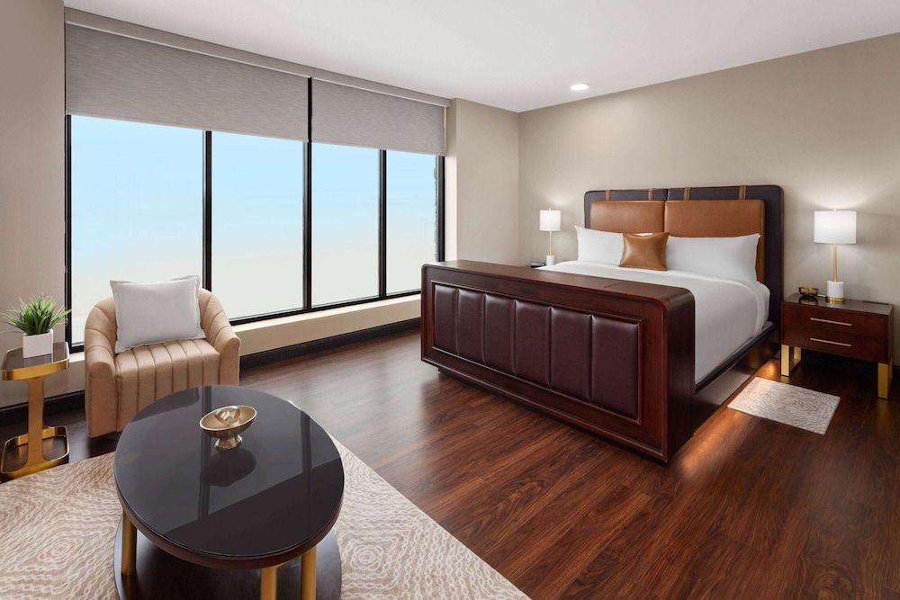 Studio Suite, 1 King Bed (Roll-In Shower)