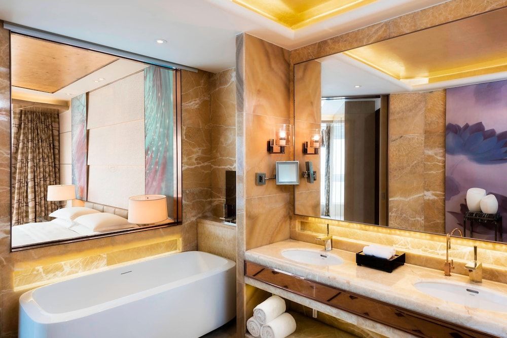 Premier Room, 1 King Bed, Lake View (Balcony)