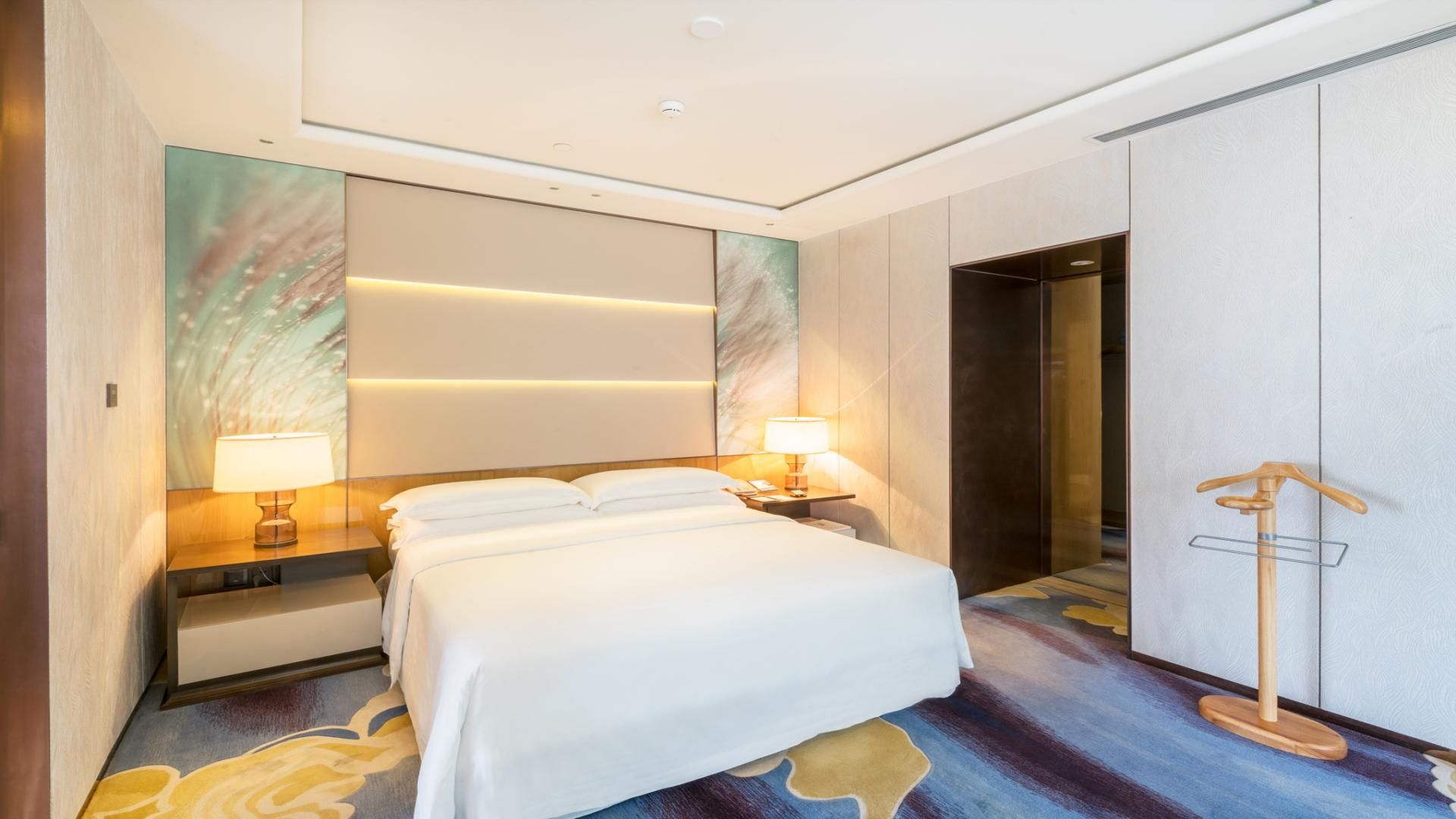 Hot Spring, 1 Bedroom Hospitality Suite, 1 King, Lake view, High floor, Balcony