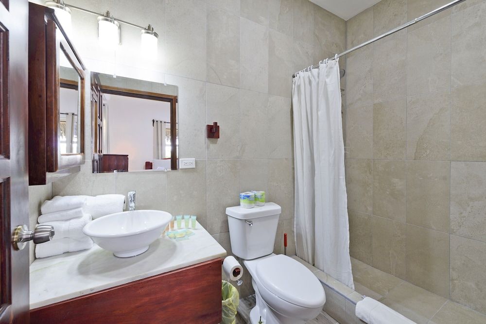 Parrot Cove Lodge Family Room 5