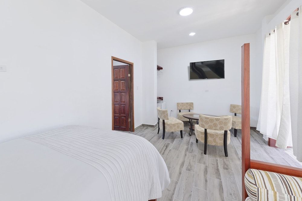 Parrot Cove Lodge Family Room 3