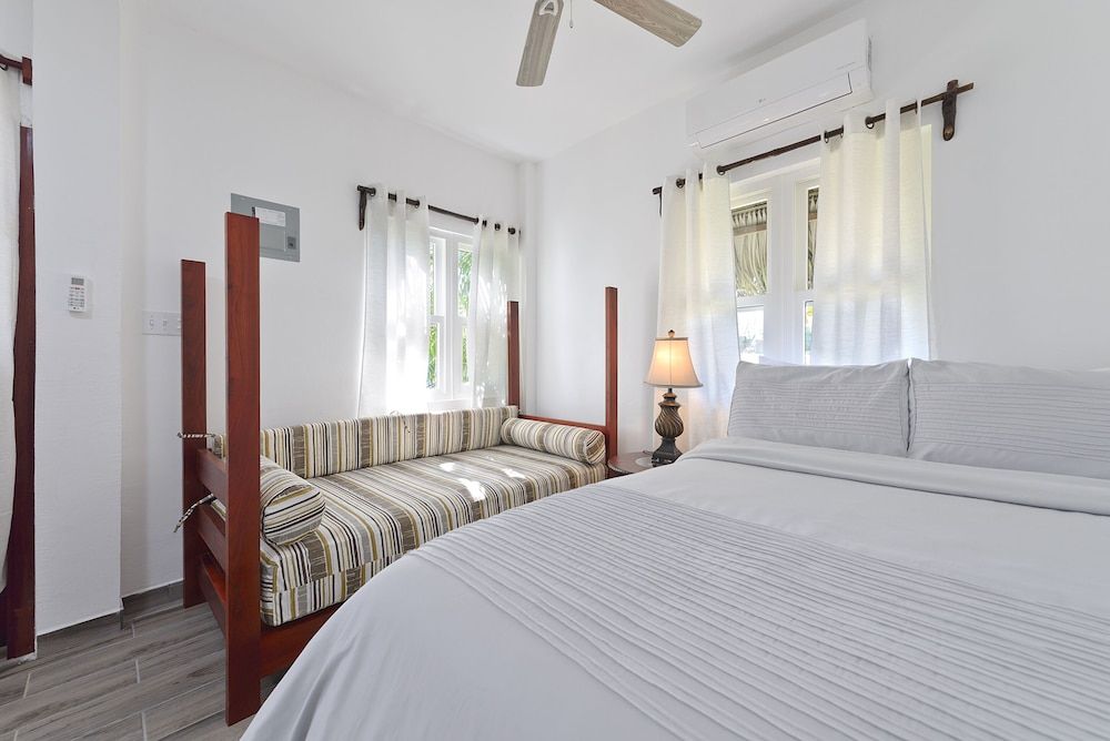 Parrot Cove Lodge Family Room