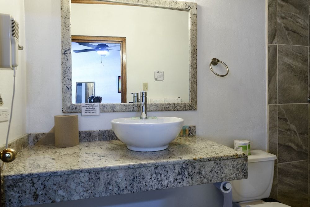 Parrot Cove Lodge Basic Triple Room 2