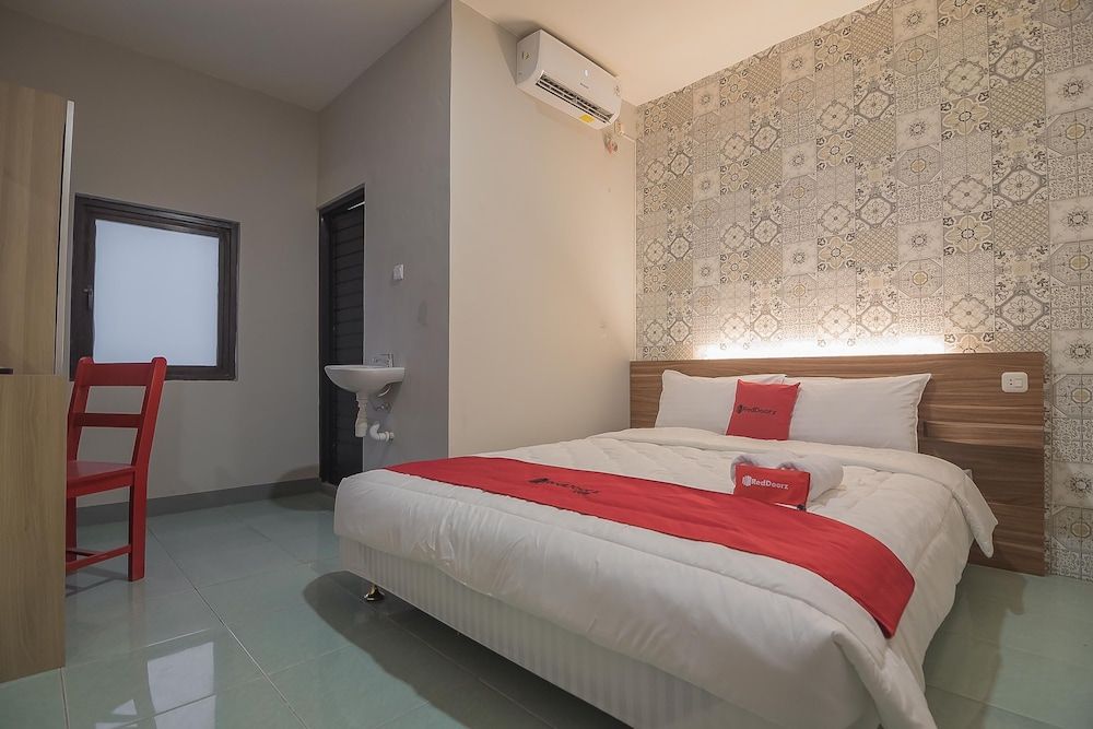 Double Room (RedDoorz)