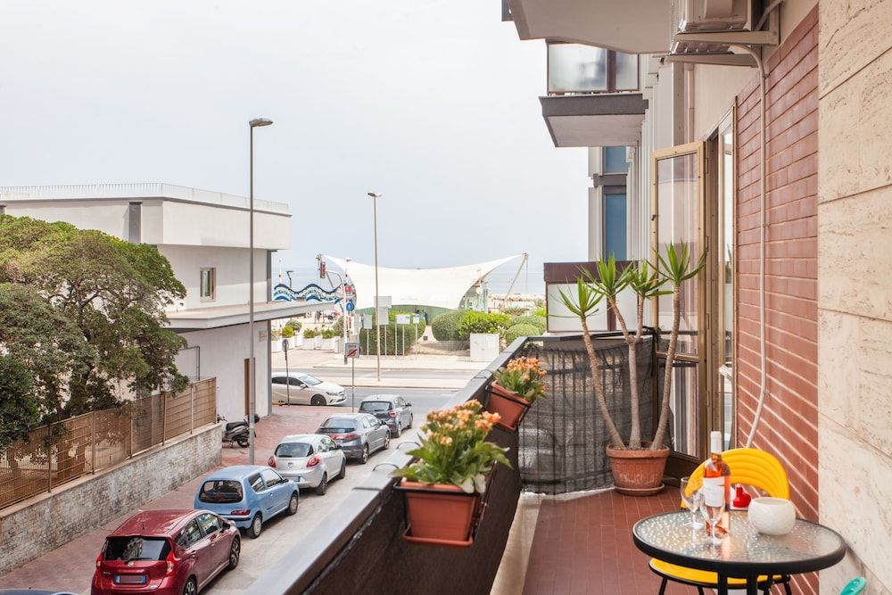 undefined Pane & Pomodoro Beach Roomy Flat