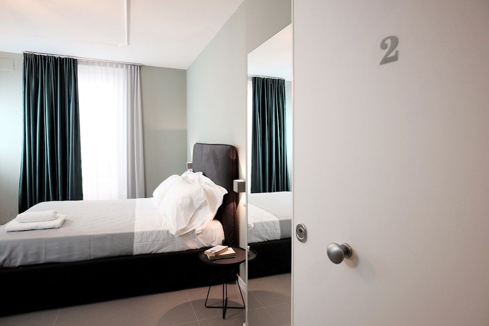 B&Bari via Cairoli Classic Triple Room, 1 Queen Bed with Sofa bed, Non Smoking, Patio (2)