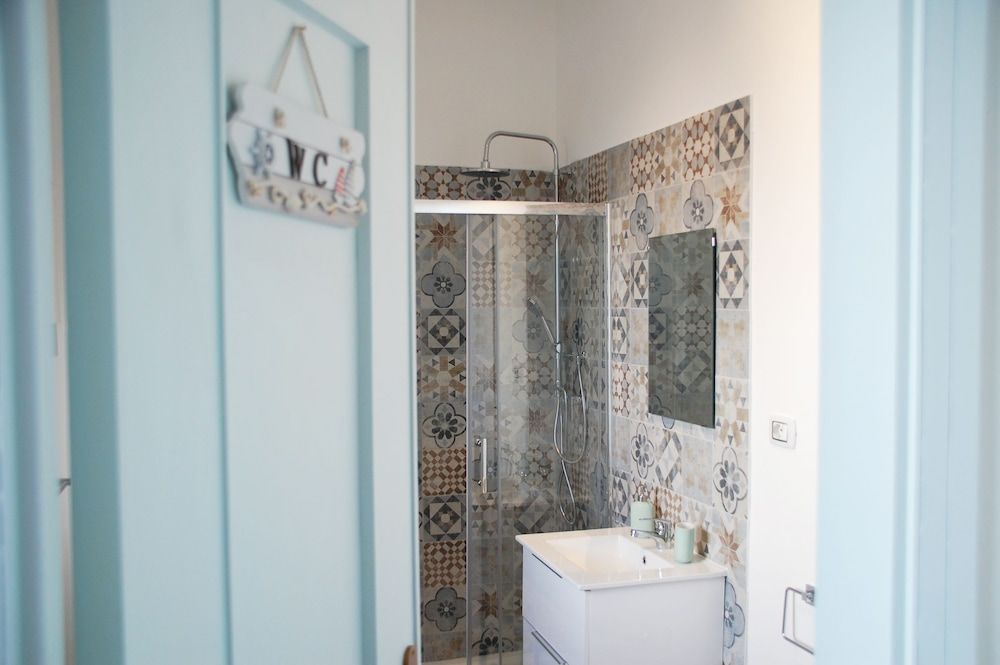 Bari Rooms Central Station Basic Double Room, Shared Bathroom (4) 12