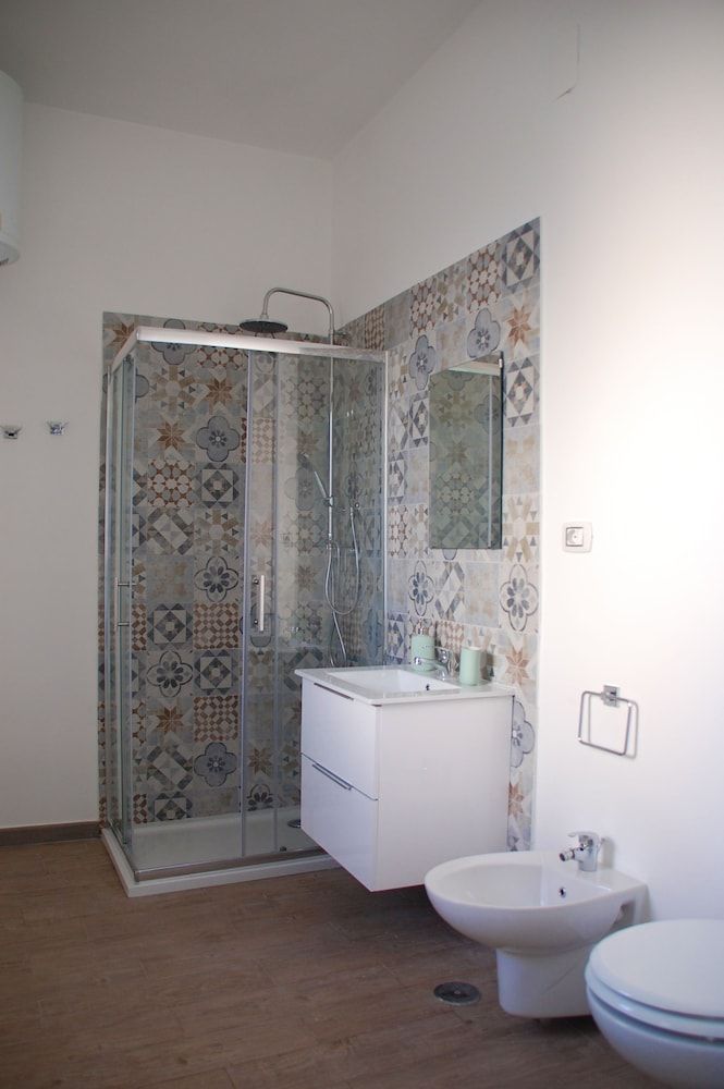 Bari Rooms Central Station Basic Double Room, Shared Bathroom (4) 9