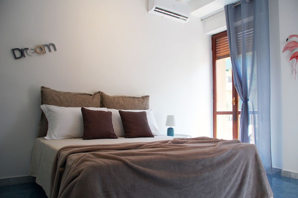 Bari Rooms Central Station Basic Double Room, Shared Bathroom (4) 4