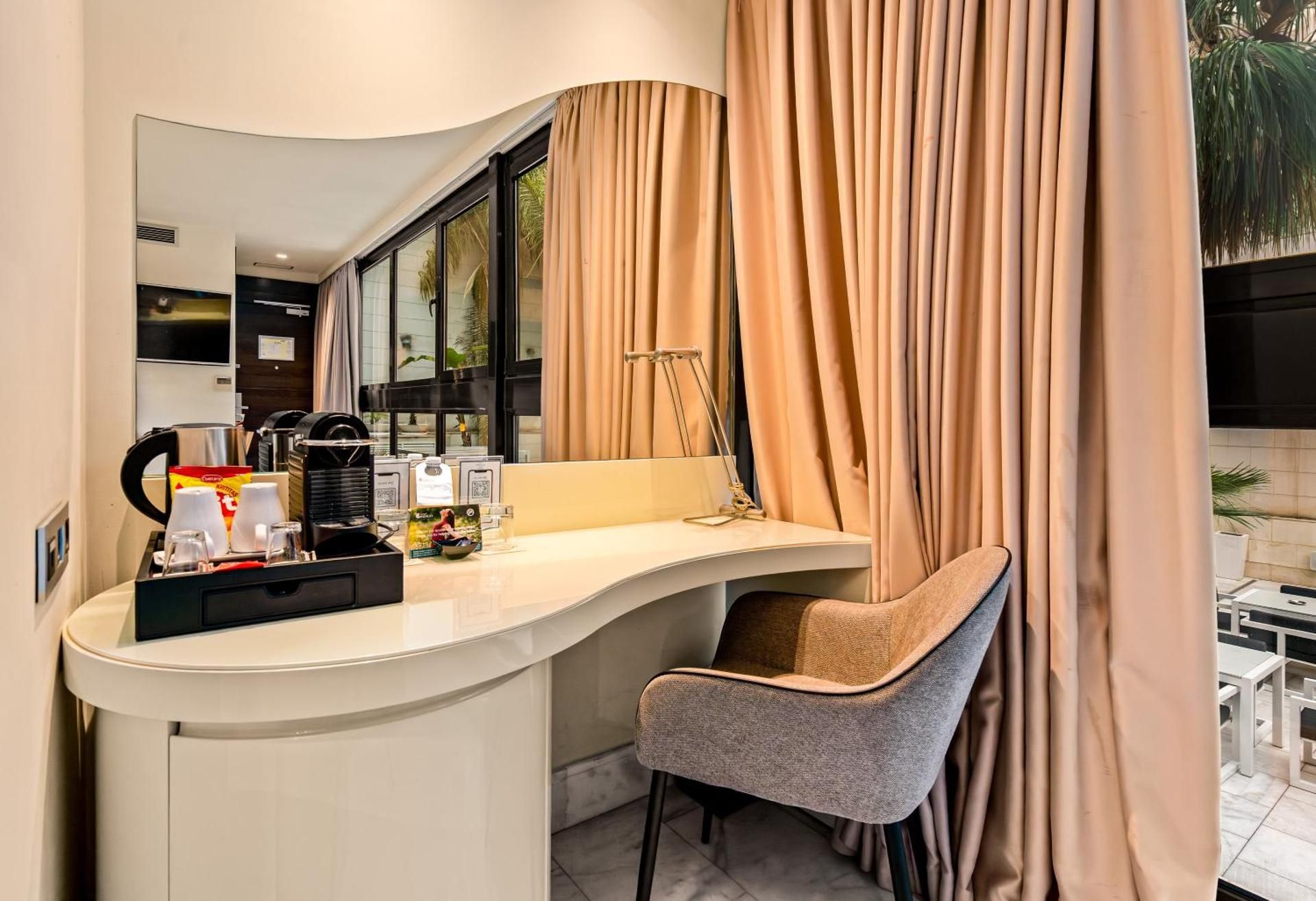 1 King Bed Premium Pool View