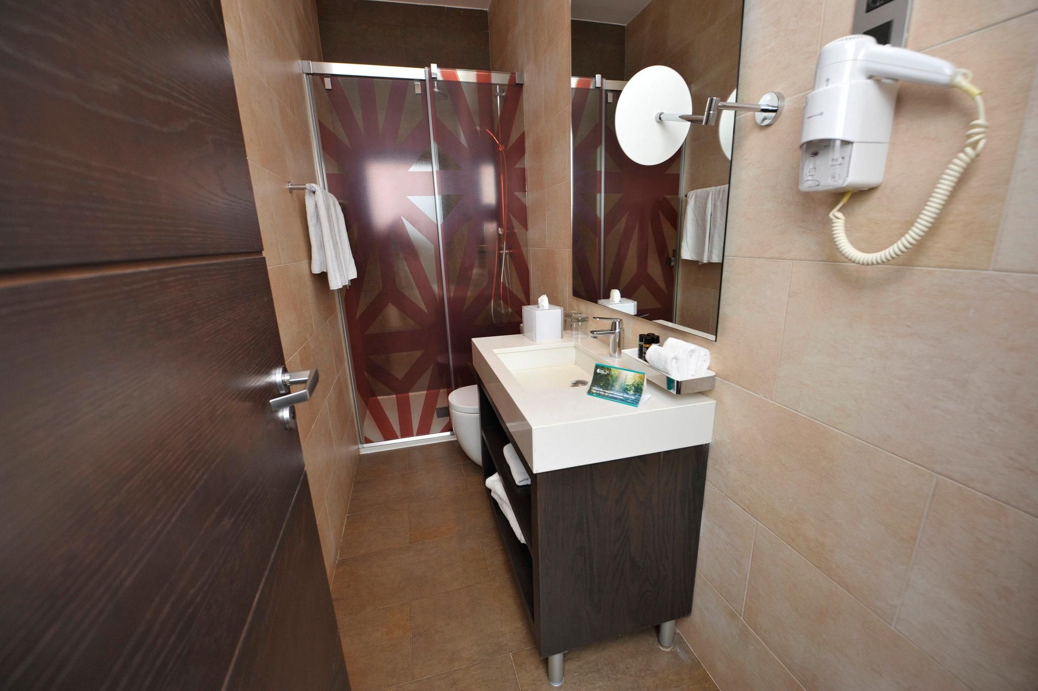 1 Queen Bed Suite Pool View