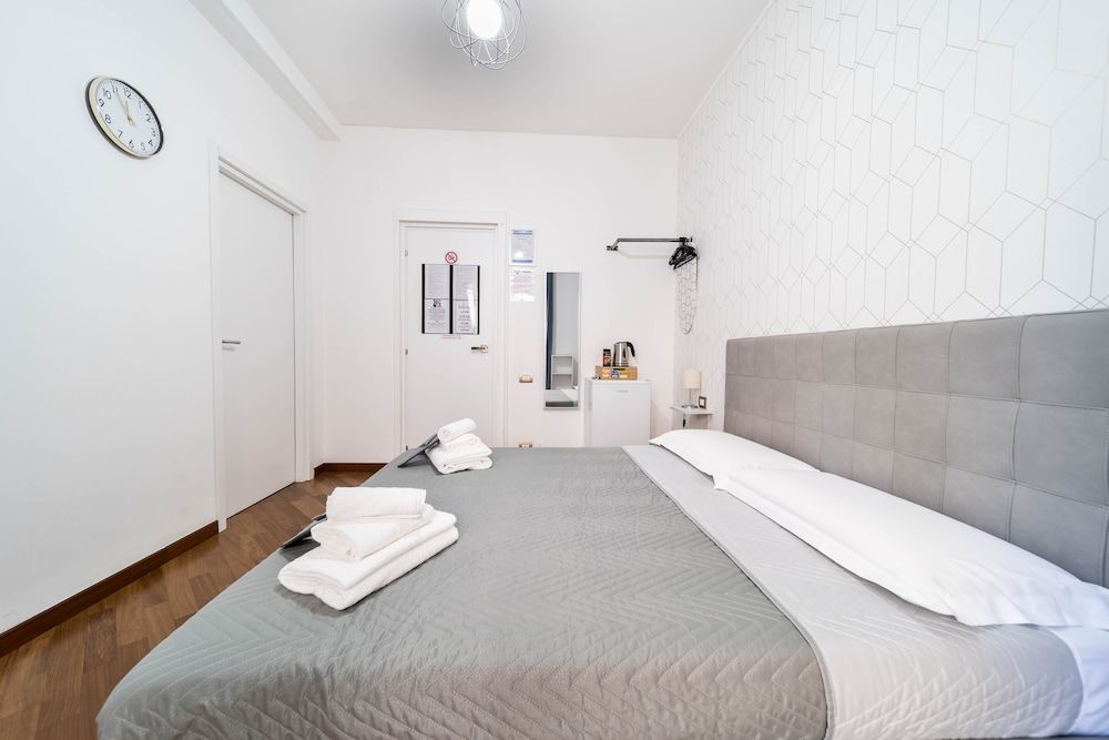 undefined DANTE 138 CLASS ROOMS & APARTMENTS 9