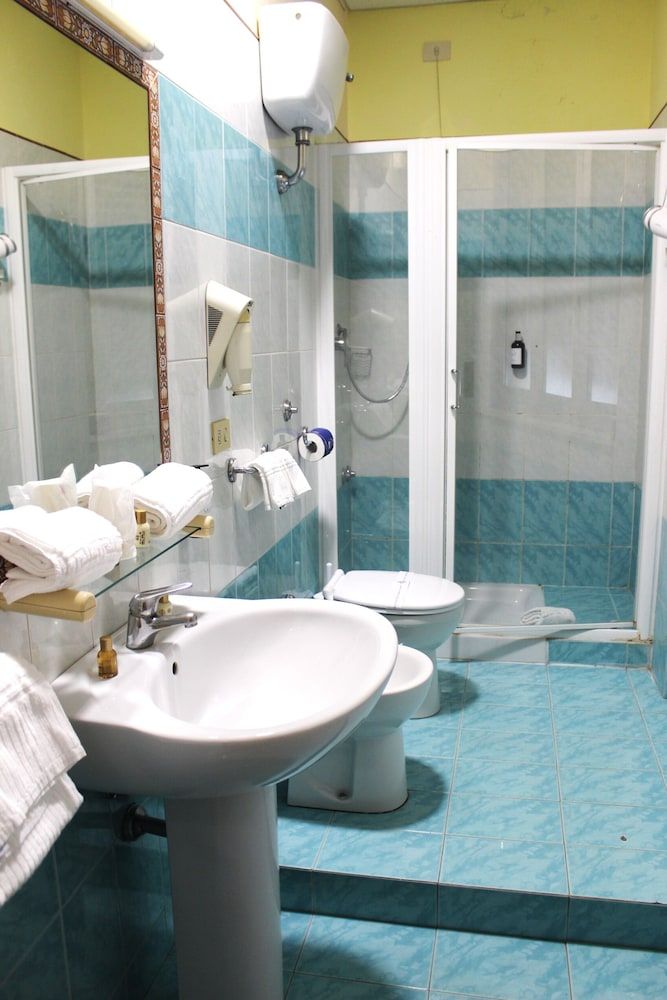 Phi Hotel Ambra Family room 4