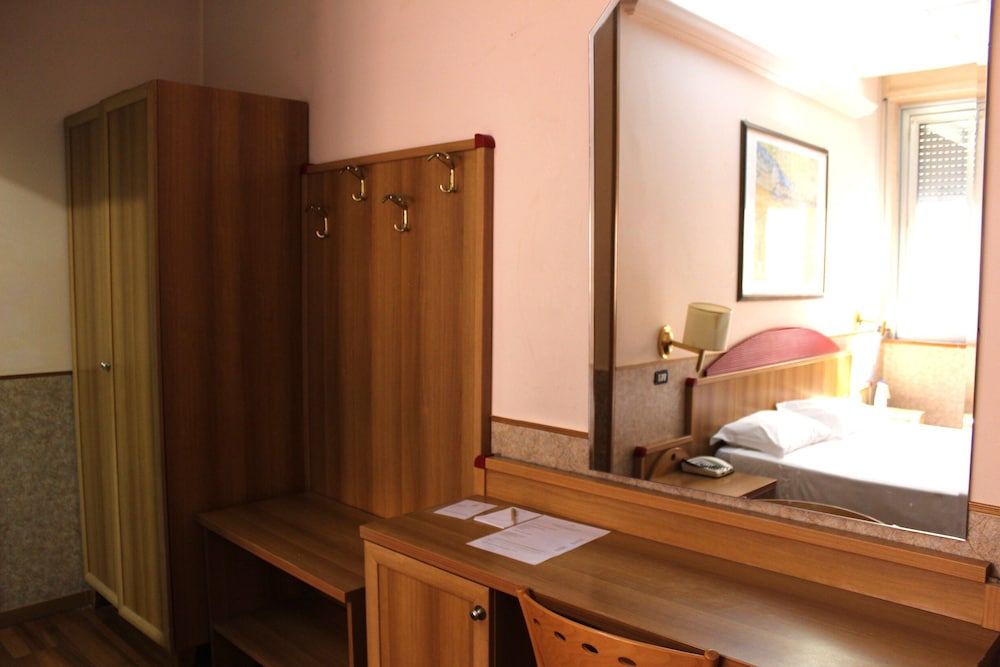 Phi Hotel Ambra Family room 6