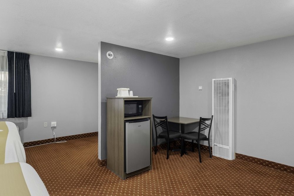 Budget Lodge Ruidoso Classic Double Room, 2 Queen Beds 7