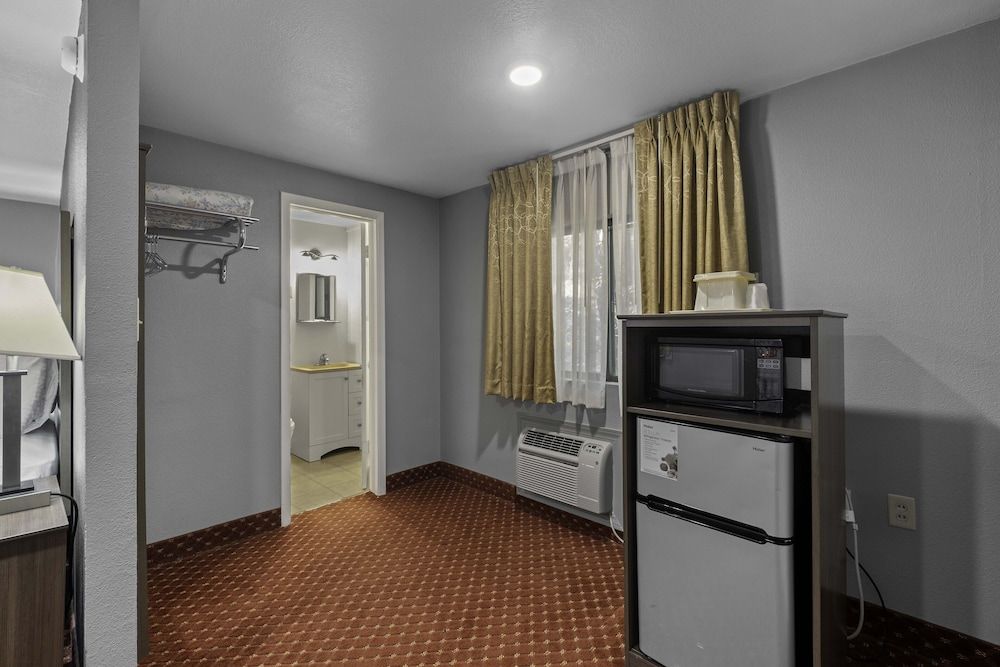 Budget Lodge Ruidoso Traditional Room, 1 King Bed 6