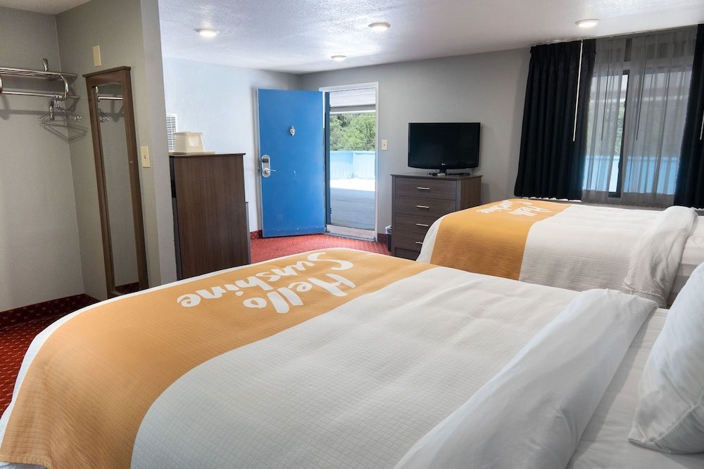 Budget Lodge Ruidoso Classic Double Room, 2 Queen Beds 5