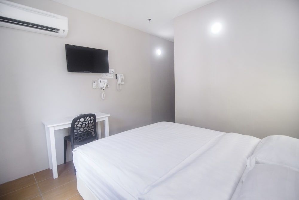 Room, 3 Bedrooms