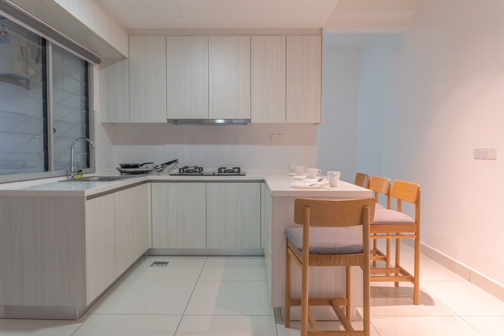 OYO Home 43995 Premium 3br 1tebrau Classic Apartment 5