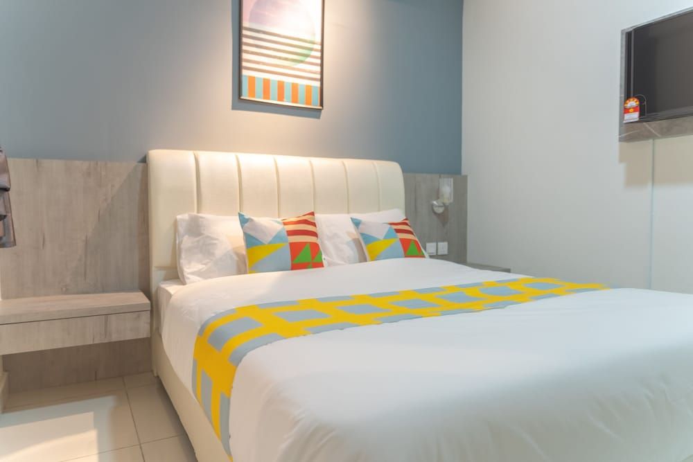 OYO Home 43995 Premium 3br 1tebrau Classic Apartment 2