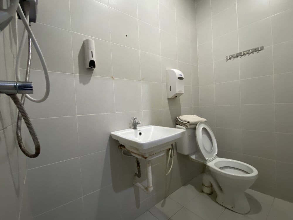 OYO 89760 Harmoni Inn Hotel Deluxe Double Room 4