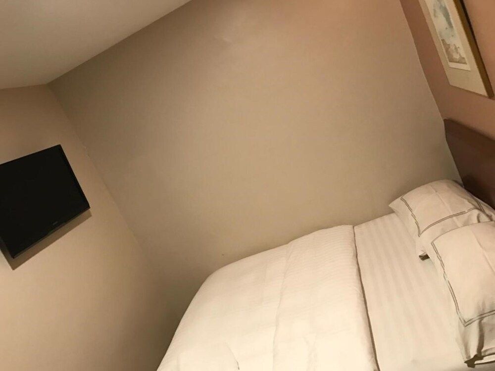 Hotel Bliss Deluxe Queen Bed Premium 2