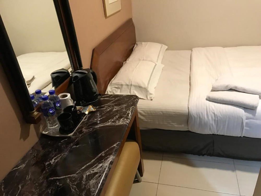 Hotel Bliss Deluxe Queen Bed Premium 3