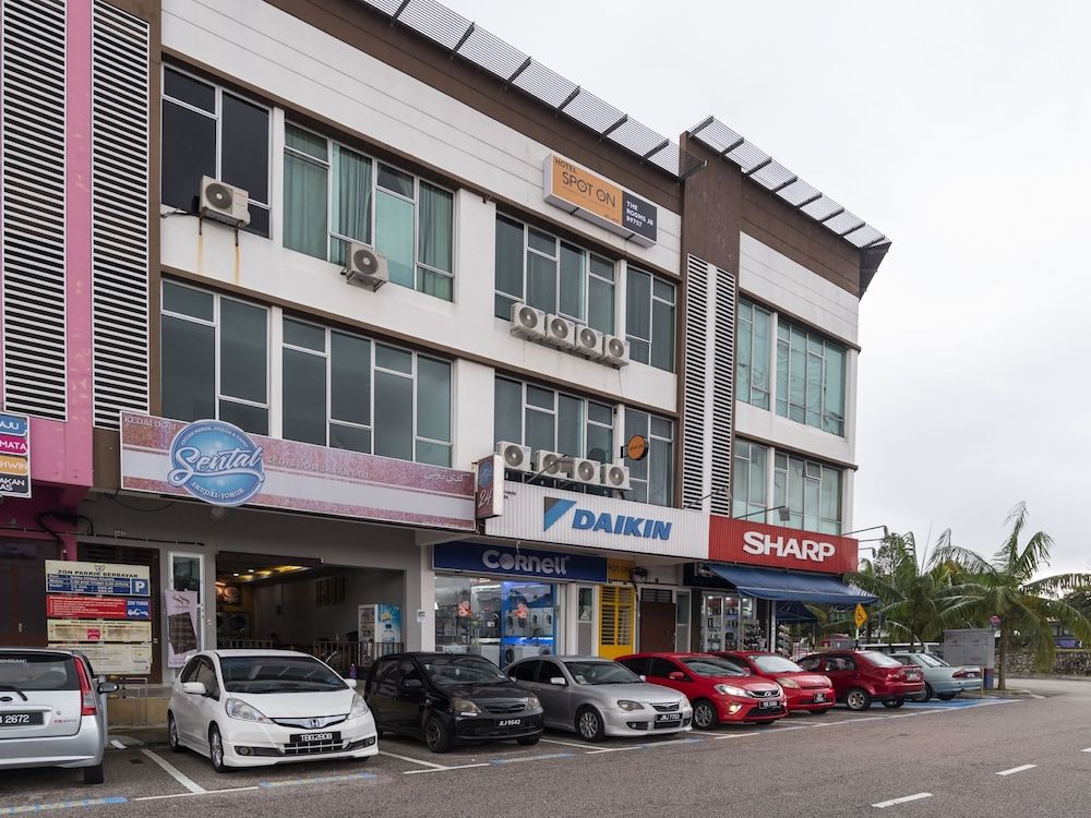 undefined SPOT ON 89757 The Rooms JB 2