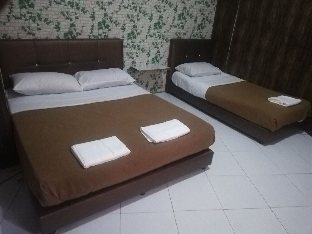 SPOT ON 90095 Slk Hotel Standard Triple Room 2