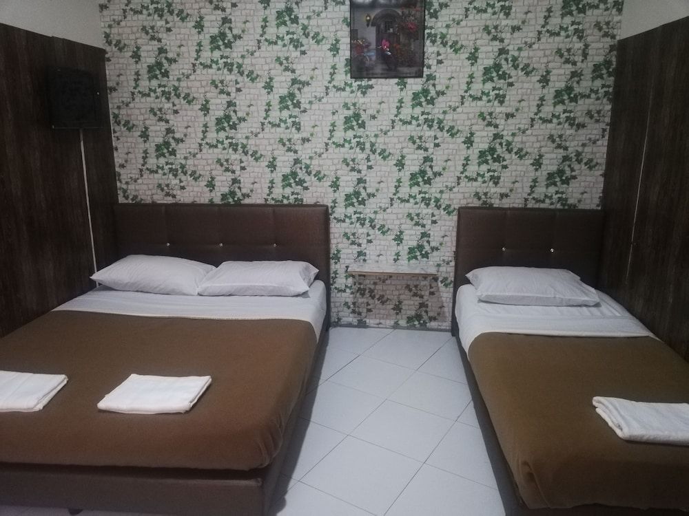 SPOT ON 90095 Slk Hotel Standard Triple Room 3