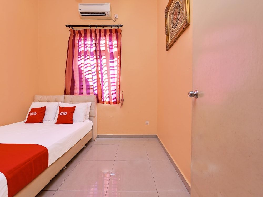 OYO Home 90532 Casa Azlinda Muslim Room, 4 Bedrooms 12