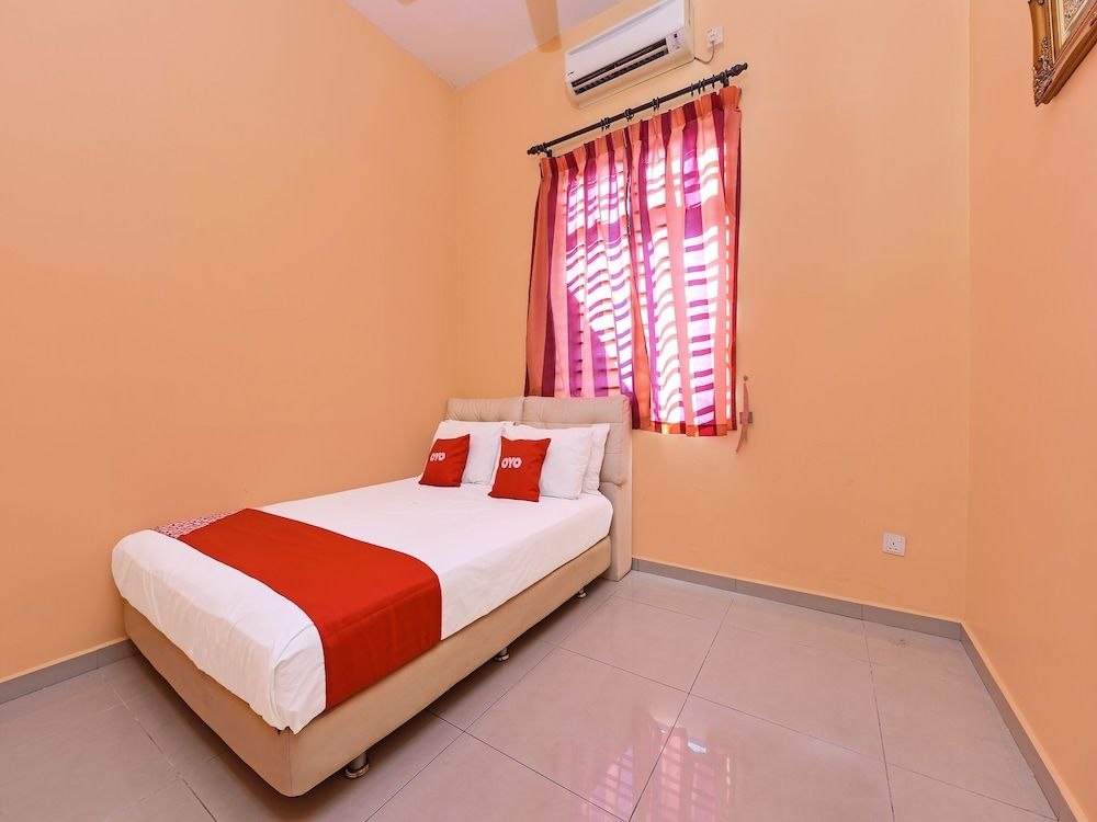 OYO Home 90532 Casa Azlinda Muslim Room, 4 Bedrooms 13