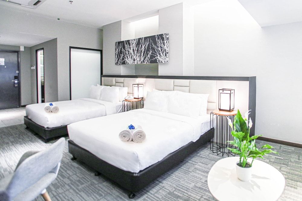 undefined Fives Hotel DNP 9