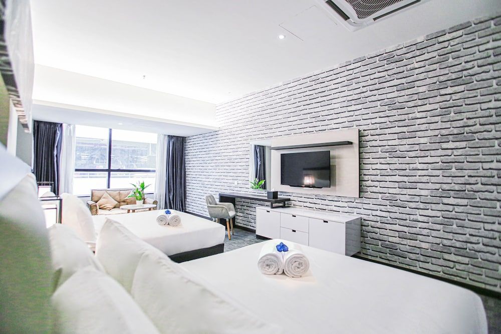 undefined Fives Hotel DNP 8