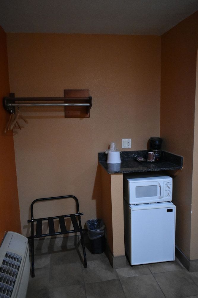 Apex Inn Standard Room, 1 King Bed, Smoking 6