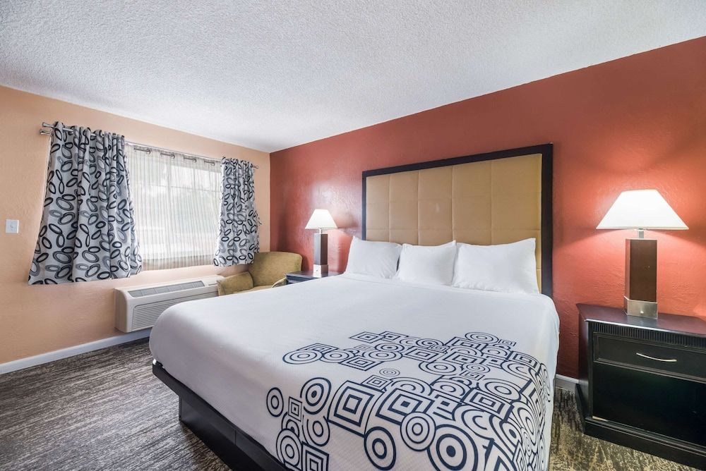Standard Room, 1 King Bed, Non Smoking, Jetted Tub