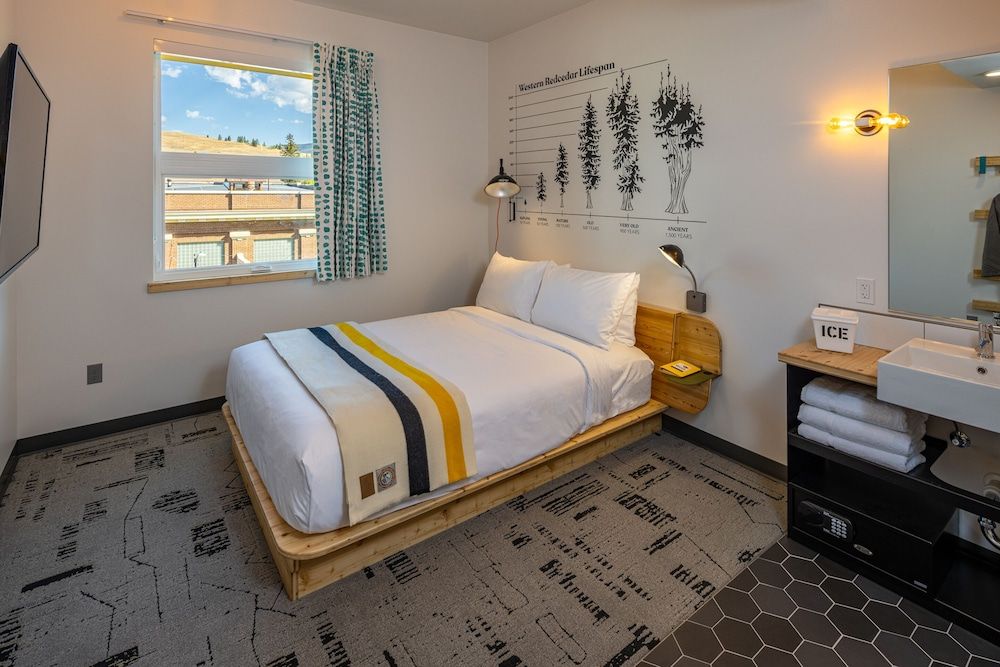 The Wren Room, 1 Queen Bed (Micro) 2