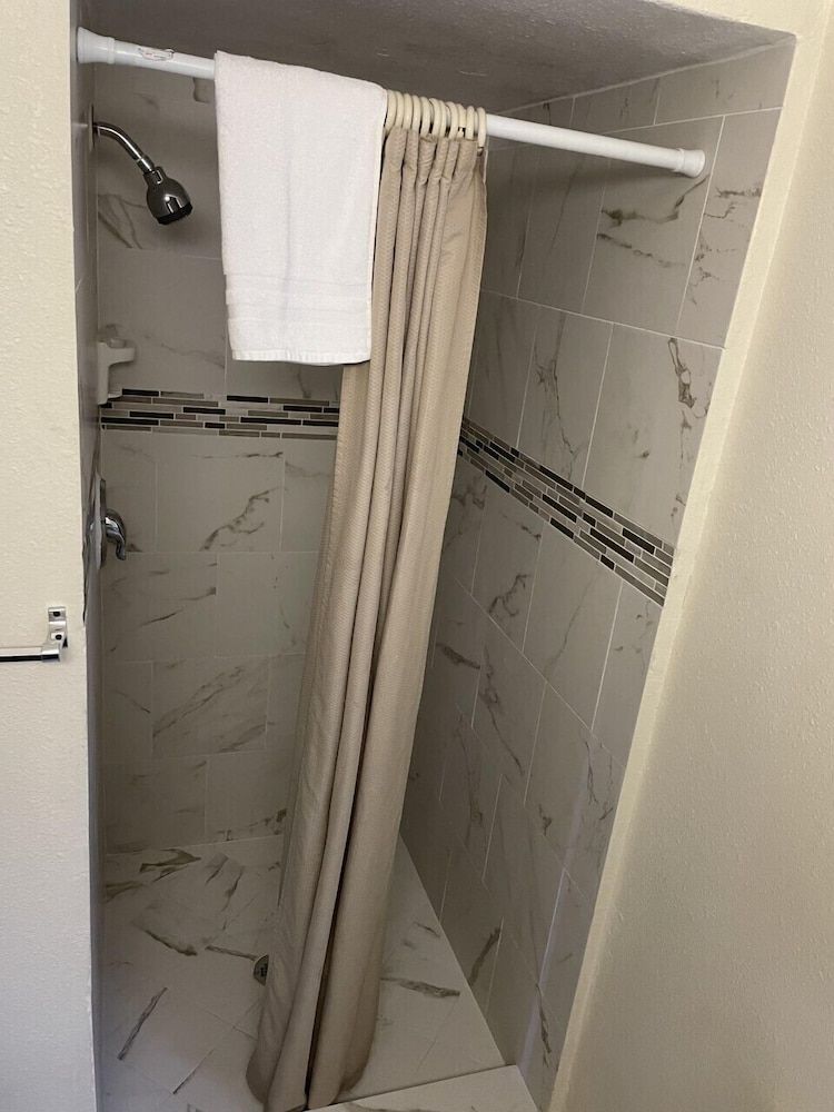 Downtown Inn Room, 1 Queen Bed 4